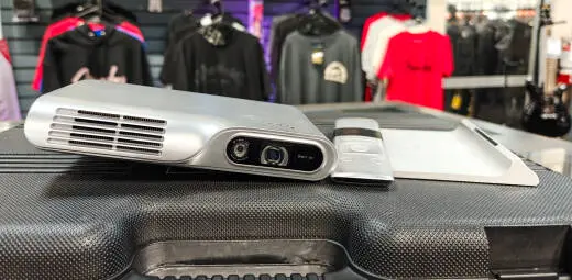 PIQS - Android LED Projector 16:9/1080p with Stand 2